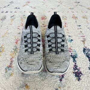 Sketchers - black and white sneakers size 8